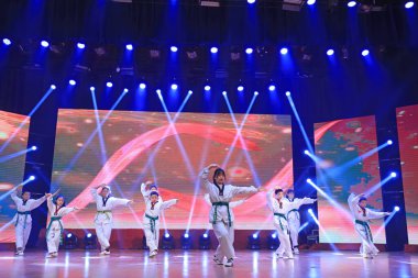 Luannan County - 29 Ocak 2019: Çocuklar Wushu Kungfu Sahne Performansı, Luannan County, Hebei Eyaleti, Çin