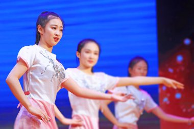 Luannan County - 31 Ocak 2019: Sahne, Luannan County, Hebei Eyaleti, Çin 'de dans gösterisi