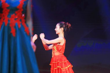 Luannan County - 31 Ocak 2019: Sahne, Luannan County, Hebei Eyaleti, Çin 'de dans gösterisi