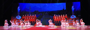 Luannan County - 31 Ocak 2019: Sahne, Luannan County, Hebei Eyaleti, Çin 'de dans gösterisi