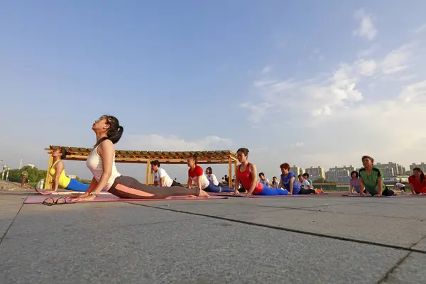 Condado Luannan China Junio 2018 Las Mujeres Practican Yoga Aire — Foto de Stock