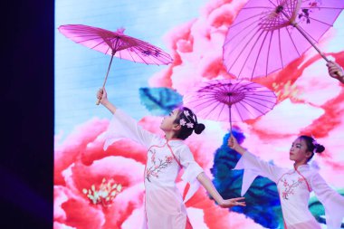 Luannan İlçesi - 9 Şubat 2018: Çin 'in Hebei Eyaleti, Luannan İlçesi' nde klasik dans gösterisi