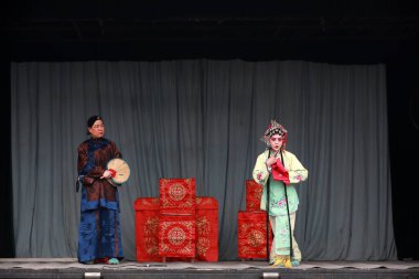 Luannan County - 28 Şubat 2018: Çin geleneksel kostüm draması sahnesi, Luannan County, Hebei Eyaleti, Çin