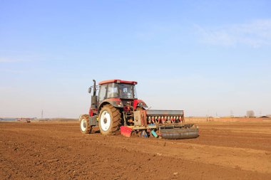 Luannan County - 16 Mart 2018: Çiftliğe bezelye ekme makineleri, Luannan, Hebei, Chin