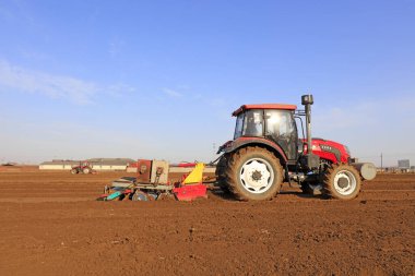 Luannan County - 16 Mart 2018: Çiftliğe bezelye ekme makineleri, Luannan, Hebei, Chin