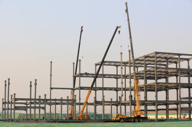 İnşaat üzerine inşa edilmiş çelik yapı.