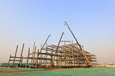 İnşaat üzerine inşa edilmiş çelik yapı.