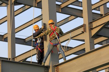 Luannan İlçesi - 22 Mart 2018: İşçiler Çin 'in Hebei Eyaleti, Luannan İlçesi' nde bir inşaat alanında çelik kirişler üzerinde çalışıyorlar.