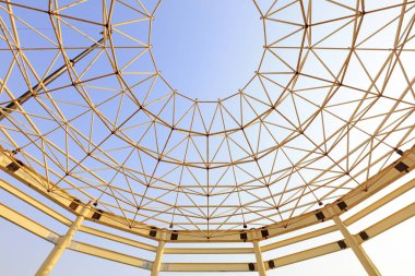 İnşaat üzerine inşa edilmiş kavisli çelik.