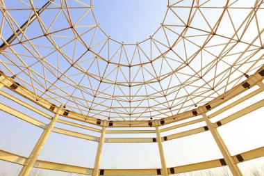 İnşaat üzerine inşa edilmiş kavisli çelik.