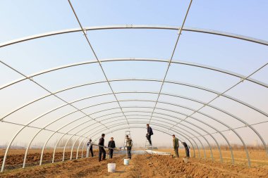 Luannan İlçesi - 22 Mart 2018: işçiler Çin 'in Hebei Eyaleti, Luannan Eyaleti, Luannan Bölgesi, Çin' de tam teşekküllü çelik bir oval tüp sera inşa ediyorlar.