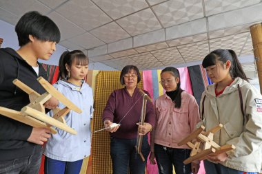 Luannan İlçesi - 30 Mart 2018: Çin 'in Hebei Eyaleti Luannan İlçesi' nde yerel dokuma işlemi sırasında birkaç ortaokul öğrencisi