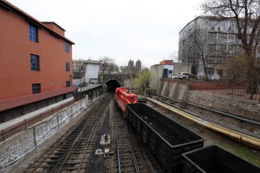 Kömür treni Tangshan, Çin 'de demiryolunda ilerliyor.