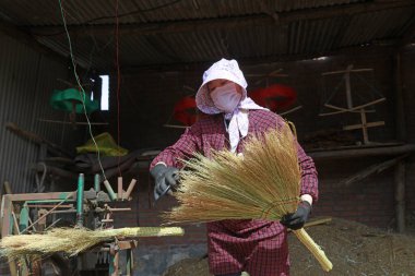 Luannan County - 24 Nisan 2018: Luannan County, Hebei Eyaleti, Çin 'deki süpürge atölyesinde çalışan işçi