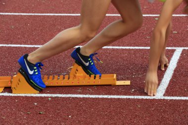 podyumda başlatılan bloklar