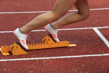 podyumda başlatılan bloklar