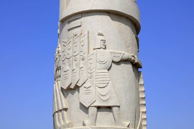 Totem direğine oyulmuş antik Çince karakterler.