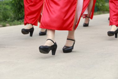 Parktaki kırmızı Cheongsam bayanları