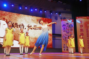 Luannan County - 18 Mayıs 2018: Sahnedeki çocuklar dans gösterisi, Luannan County, Hebei Eyaleti, Çin