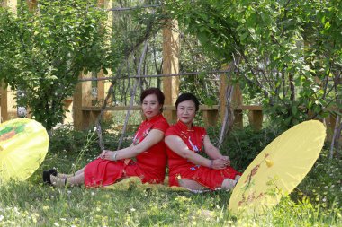 Luannan County - 18 Mayıs 2018: Çinli Cheongsam kadınları parkta, Luannan County, Hebei Eyaleti, Çin