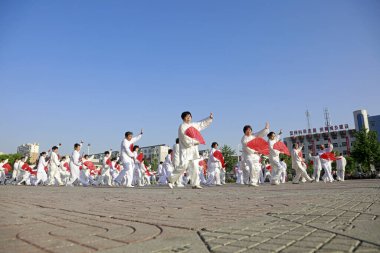 Luannan County - 19 Mayıs 2018: Çin Taijiquan performansı meydanda, Luannan County, Hebei Eyaleti, Chin