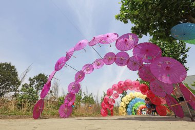 Çin 'in petrol kağıdı şemsiyesi parktaki mimari peyzaj
