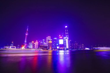 Şangay, Çin - 31 Mayıs 2018: Huangpu Nehri çevresindeki binaların gece manzarası, Şangay, Chin