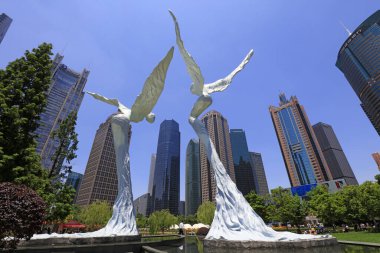 Şangay, Çin - 1 Haziran 2018: Lujiazui yeşil uzay parkında Huixiang yeşil uzay heykeli, Çin