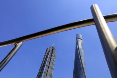 Şangay, Çin - 1 Haziran 2018: Lujiazui, Şangay, Chin 'deki paslanmaz çelik borular ve yüksek binalar