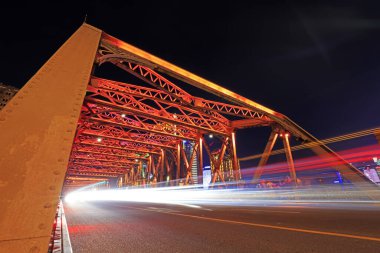 Şangay, Çin - 1 Haziran 2018: Shanghai, Çin 'deki Bahçe Köprüsü Gece Görüşü