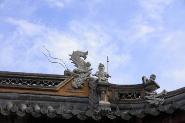 Şangay, Çin - 2 Haziran 2018: Çatıdaki heykel Chenxiang Pavyonu, Şangay, Çin 'de