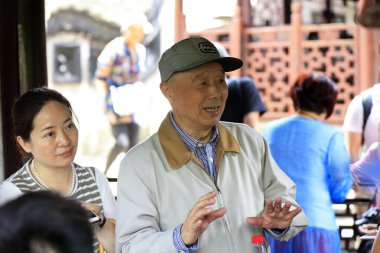 Şangay, Çin - 2 Haziran 2018: Yaşlı bir eğitmen Yu Garden, Şangay, Çin 'de turistlere açıklıyor