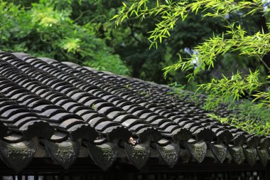 Yu Garden, Şangay, Çin 'deki kiremitlerle kaplı çatılar yeşil bitkilerle kaplıdır.