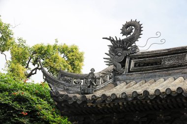 Yu Garden, Şangay, Çin 'de çatıda antik mimari heykel