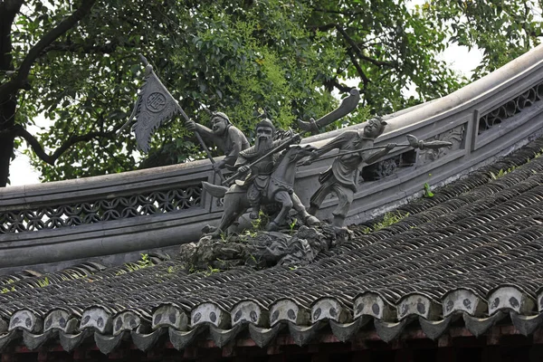 Yu Garden, Şangay, Çin 'de çatıda antik mimari heykel