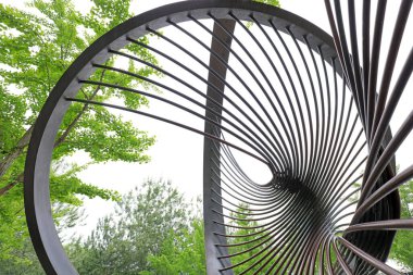 Yeşil ağaçlarda spiral heykel, Pekin Olimpiyat Parkı
