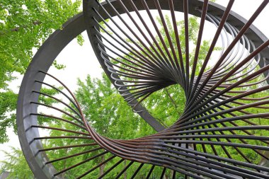 Yeşil ağaçlarda spiral heykel, Pekin Olimpiyat Parkı
