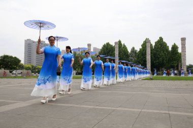 LUANNAN COUNTY, Çin - 9 Haziran 2018: Cheongsam 'daki kadınlar parkta, LUANNAN COUNTY, Hebei Eyaleti, Çin