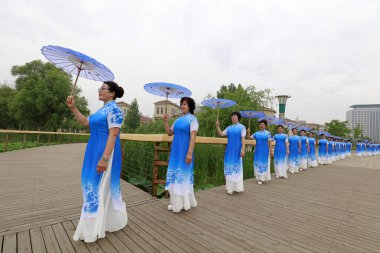 LUANNAN COUNTY, Çin - 9 Haziran 2018: Cheongsam Lady, LUANNAN COUNTY, Hebei Eyaleti, Çin