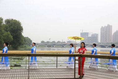 LUANNAN COUNTY, Çin - 9 Haziran 2018: Cheongsam Lady, LUANNAN COUNTY, Hebei Eyaleti, Çin