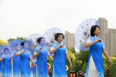 LUANNAN COUNTY, Çin - 9 Haziran 2018: Cheongsam 'daki kadınlar parkta, LUANNAN COUNTY, Hebei Eyaleti, Çin