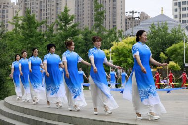 LUANNAN COUNTY, Çin - 9 Haziran 2018: Cheongsam 'daki kadınlar parkta, LUANNAN COUNTY, Hebei Eyaleti, Çin