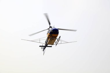 Tarım helikopterleri havada uçuyor.