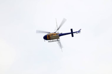 Tarım helikopterleri havada uçuyor.