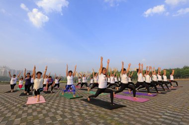 Luannan County - 21 Haziran 2018: Yoga uygulayıcıları parkta, gün Uluslararası Yoga Günü. Luannan County, Hebei Eyaleti, Çin
