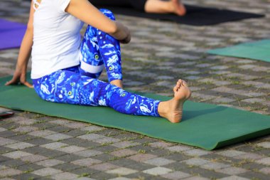 Matlarda yoga pratisyenleri.