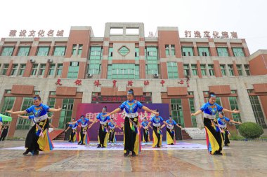 LUANNAN COUNTY, Çin - 1 Temmuz 2018: bir parkta spor fitness dansı performansı, LUANNAN COUNTY, Hebei Eyaleti, Çin