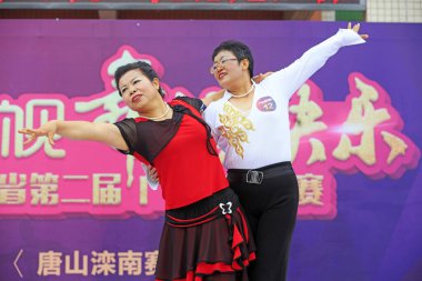 LUANNAN COUNTY, Çin - 1 Temmuz 2018: bir parkta spor fitness dansı performansı, LUANNAN COUNTY, Hebei Eyaleti, Çin