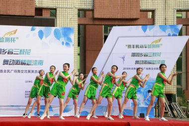 LUANNAN COUNTY, Çin - 2 Temmuz 2018: bir parkta spor fitness dansı performansı, LUANNAN COUNTY, Hebei Eyaleti, Çin