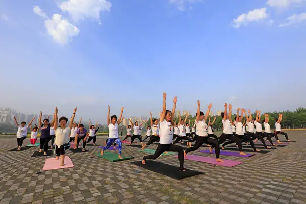 Condado Luannan Junio 2018 Practicantes Yoga Parque Día Día Internacional — Foto de Stock